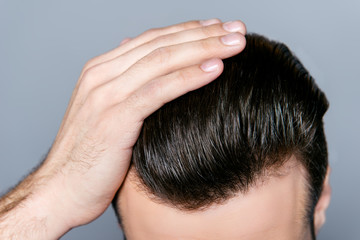 La photo en gros plan de l& 39 homme se peignant les cheveux avec les doigts