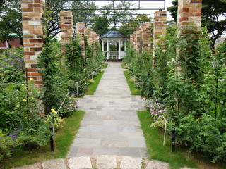 バラ咲く小径の向こう側