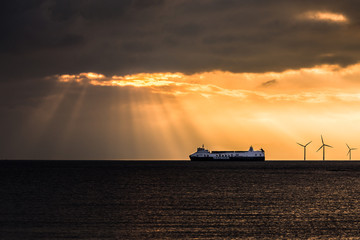 Obraz premium Seatruck under the clouds