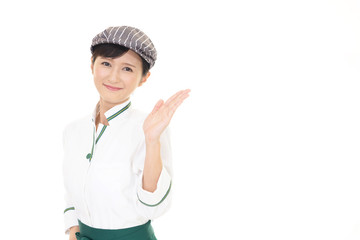 案内する笑顔のウェイトレス