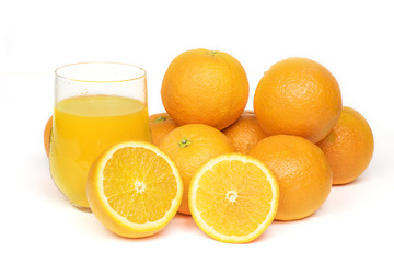 oranges avec un verre de jus et section sur fond blanc