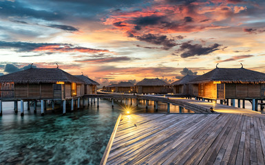 Dramatischer Sonnenuntergang über den Malediven