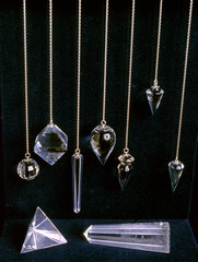Fototapeta na wymiar Pendule en cristal de roche