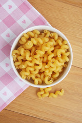 Pasta in una ciotola su tavolo di legno