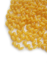 Mucchio di pasta su sfondo bianco