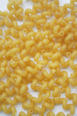 Mucchio di pasta su sfondo bianco