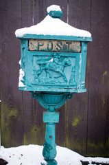 Briefkasten im Schnee