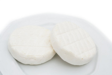 Due Tomini su piatto, Formaggio su sfondo bianco