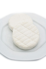 Due Tomini su piatto, Formaggio su sfondo bianco
