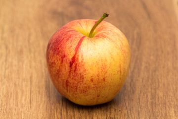 Braeburn Apfel auf Holztisch