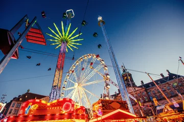 Foto op Plexiglas Amusementspark pretpark carrousel. Mooie nachtverlichting. Een sprookje voor kinderen