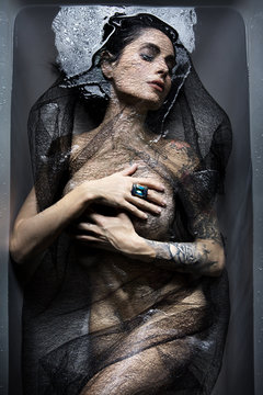 Femme baignoire et voile