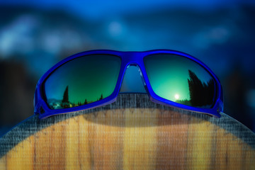 Sportbrille und Snowboard. Natürliche verschwommener Hintergrund.