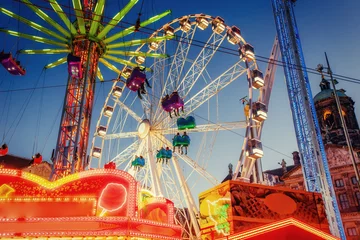 Photo sur Plexiglas Parc dattractions carrousel de parc d& 39 attractions Bel éclairage de nuit