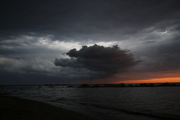 cielo nuvoloso con temporale visto dalla riva del mare