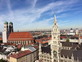 Fototapeta na wymiar Munich town hall and Frauenkirche