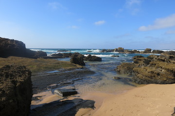 plage et rochers en Algarve, au Portugal