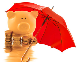 tirelire et argent sous parasol rouge, concept protection de l'épargne