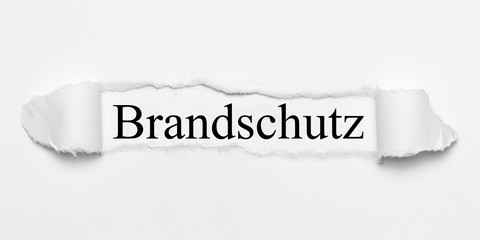 Brandschutz auf weißen gerissenen Papier