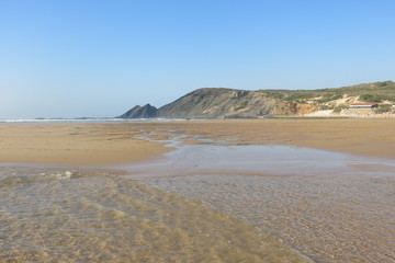Fototapeta na wymiar Flaques sur la plage en Algarve
