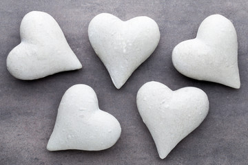 Obraz premium Red hearts the gray background. Valentine Day background.
