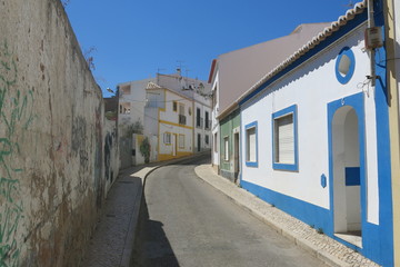 Fototapeta na wymiar Rue ensoleillée de Lagos, Portugal