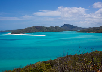 Fototapeta na wymiar Tropical islands surrounded by clear blue ocean