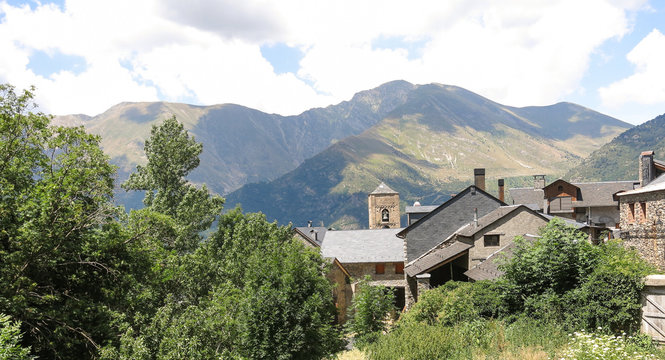Durro, typical stone village in the Catalan Pyrenees, near the border with France. valley of Boh&iacute; in Catalonia, Spain