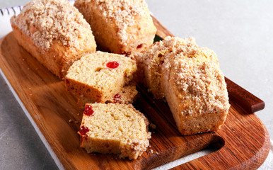 Cherry mini loaves with streusel,