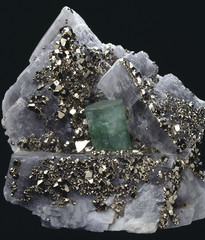 Emeraude sur calcite incrustée de pyrite