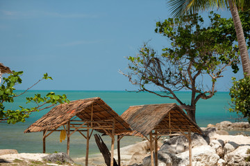 petites cabanes au bord d'une mer bleue