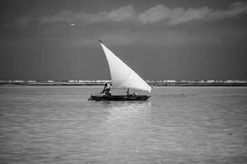 Традиционная рыбацкая лодка Доу остров Занзибар.