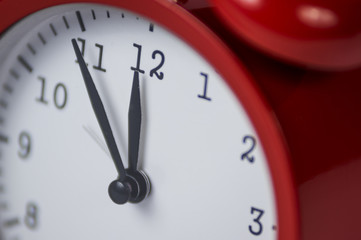 Obraz na płótnie Canvas Red alarm clock close up