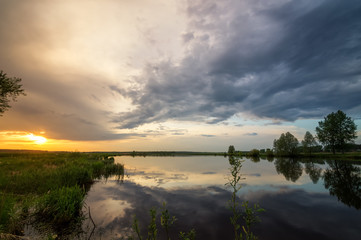 вечерний пейзаж на уральском озере с тучей, Россия, Урал,   