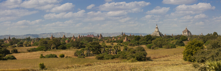 Fototapeta na wymiar Panorama of the ancient temples of Bagan Burma 