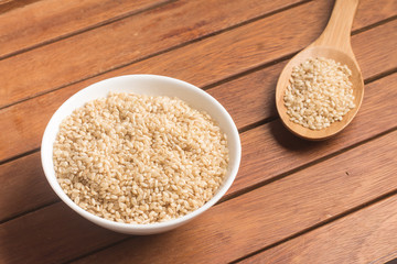 Cateto Whole grain Rice into a bowl