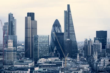 Selbstklebende Fototapete London City of London Business-Arie-Ansicht bei Sonnenuntergang. Die Ansicht umfasst Gurke und moderne Wolkenkratzer führender Finanzunternehmen
