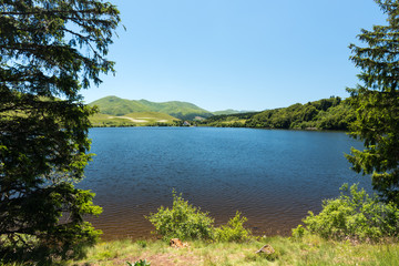 Vue sur le lac du Guery en Auvergne en France. Magnifique vue sur le lac et les volcans.