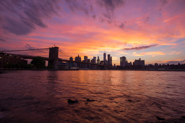 Sonnenuntergang mit der Skyline von New York