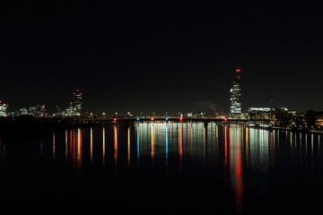 Panorama bei Nacht über die Floridsdorfer Brücke donauabwärts mit Millennium Tower und DC Tower...