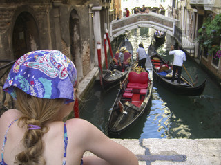 Fototapeta na wymiar Mädchen beobachtet von einer Brücke aus Gondoliere, Venedig, Italien