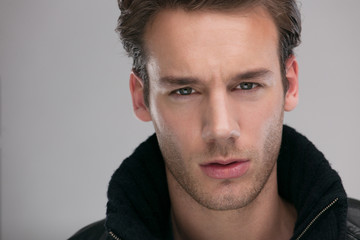 Fototapeta premium portrait of a young guy over gray background