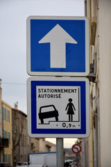 Obraz premium Port-la-Nouvelle, panneau stationnement autorisé à cheval sur le trottoir