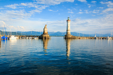 Lindau am Bodensee Hafeneinfahrt Wahrzeichen Löwe und Leuchtturm, Deutschland