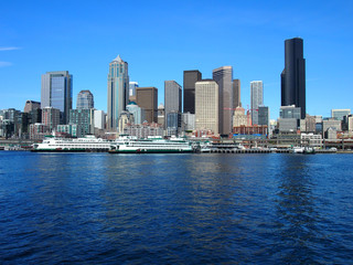 Fototapeta na wymiar Seattle Skyline with the lake on the foreground