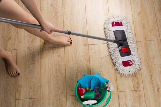
Cleaning the house, washing the floors and she cleans the dust