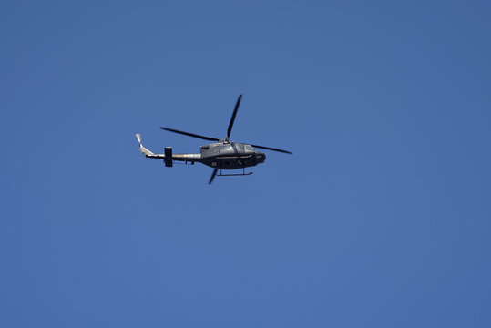Un hélicoptère militaire survolant la cote Italienne