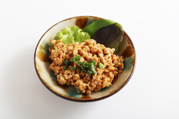小皿に入れた納豆
