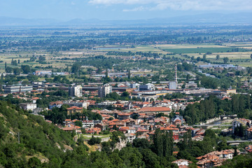 Fototapeta premium Panorama miasta Asenovgrad z twierdzy Asen, region Płowdiw, Bułgaria