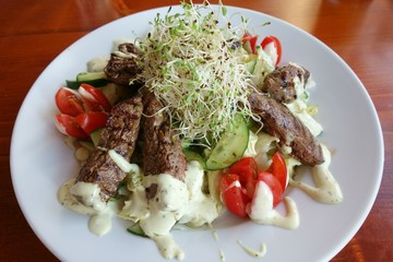 Salat mit Fleisch und Mayonnaise